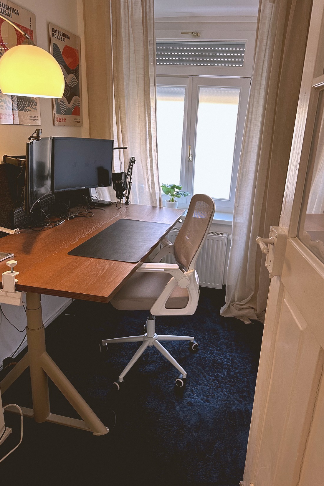 Arbeitsplatz mit Schreibtisch, Bogenlampe und Tageslicht