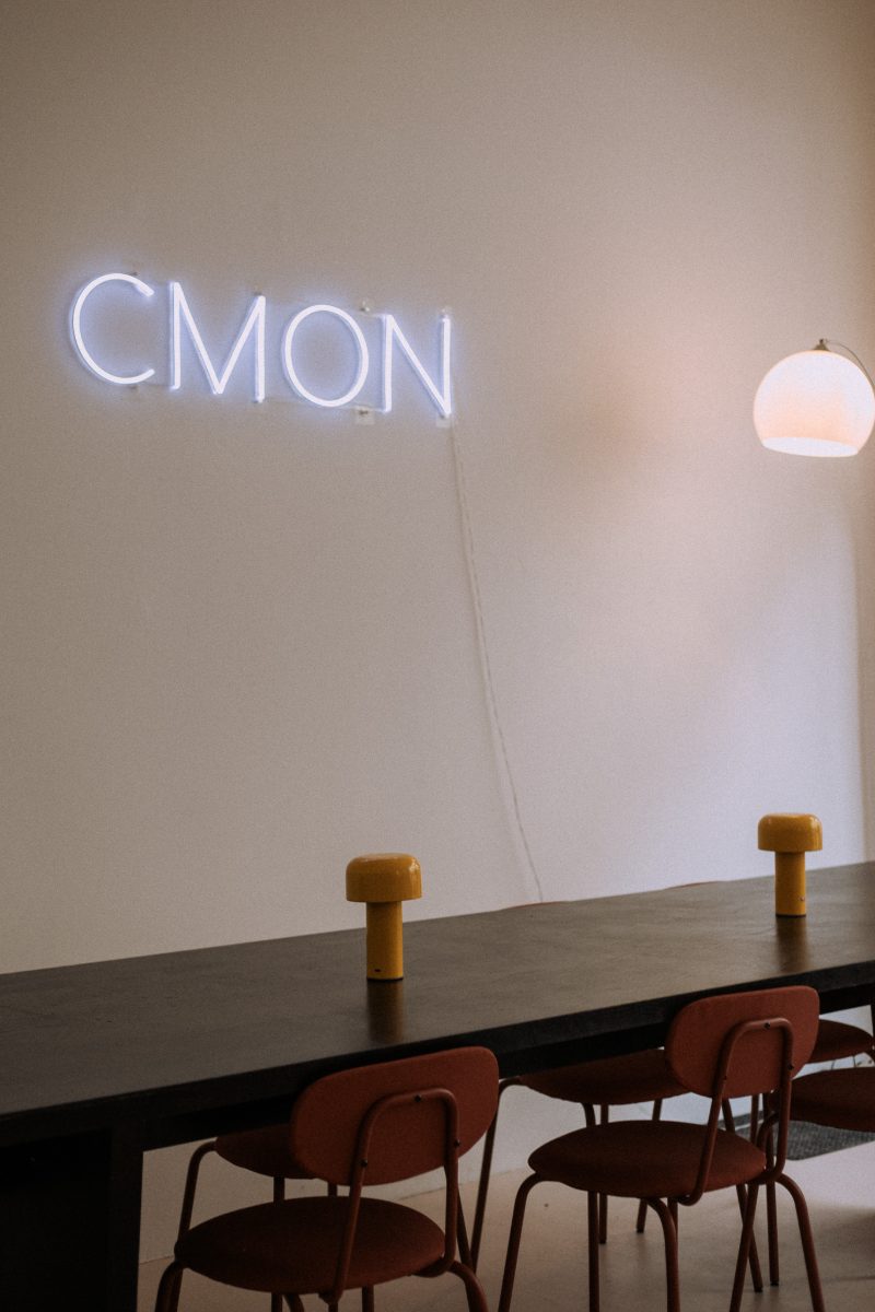 CMON!-Neon über dem großen Tisch