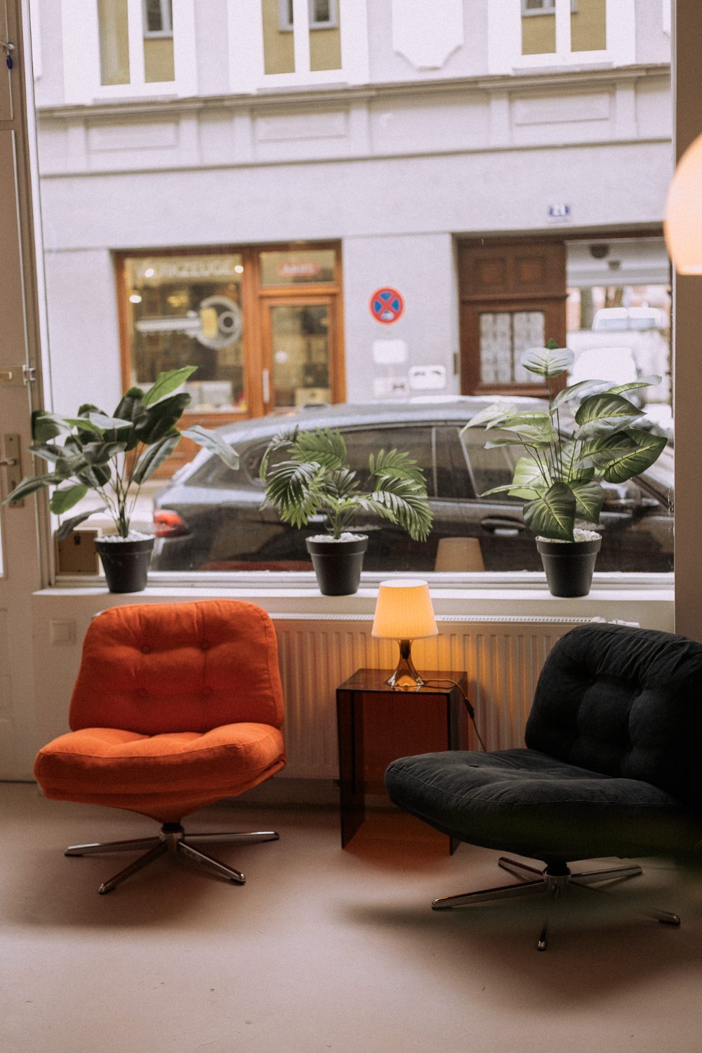 Loungeecke am Fenster mit Blick in die Schleißheimer Straße